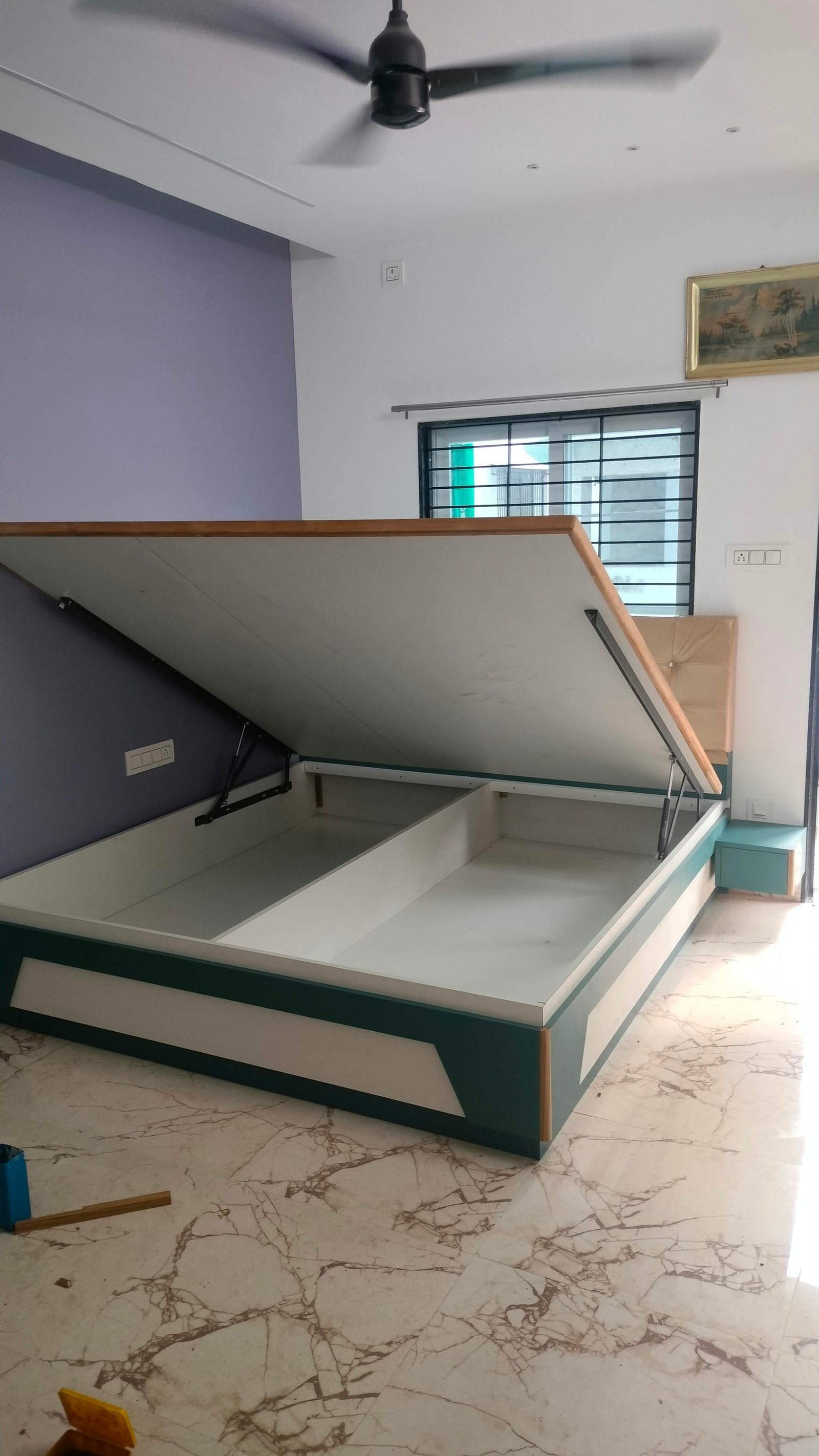 Storage Bed with Hydraulic Lift